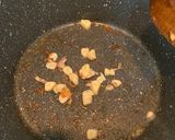 รูปขั้นตอนการทำที่ 1 ของ ผัดกะเพราหมูยอและอกไก่ (เมนูเคลียร์ตู้เย็น)
