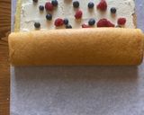 Foto del passaggio 7 della ricetta Rotolo al mascarpone e frutti di bosco