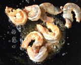 รูปขั้นตอนการทำที่ 2 ของ กุ้งกระเทียมน้ำท่วม