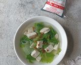 Foto langkah ke 3 dari resep Sop Bening Sawi Tahu.