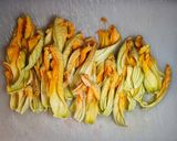 Foto del passaggio 1 della ricetta Schiacciata ai fiori di zucca