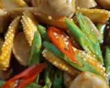 รูปขั้นตอนการทำที่ 2 ของ "ลูกชิ้นหมูผัดพริกเผา" Stir Fried Pork Balls with Chilli Paste