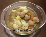 Foto langkah ke 4 dari resep Sup Sayur Bakso.