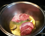 Foto del paso 1 de la receta: Galtas de cerdo en salsa de puerro al vino blanco