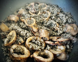 Foto del paso 3 de la receta: Arroz negro con chipirones (en menos de 15 minutos)