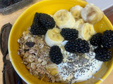 Bowl de desayuno con moras y plátano