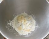 Une image de l'étape 2 de Pâte brisée à la vanille, crème et lait.
