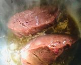 Foto del paso 2 de la receta: BIFES DE HÍGADO VACUNO (salteados con cebolla, tomate y vino blanco) 🍲👏😋😋❤️