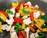 A picture of step 4 of Stir-Fried Tofu with Bell Peppers and Cauliflower (Vegetarian Dish).