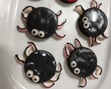 Foto del paso 3 de la receta: Galletitas Halloween: arañas glaseadas 🕷️🕸️😲