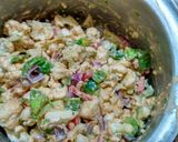 A picture of step 3 of Ghobi mix pakoda.