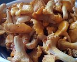 Une image de l'étape 1 de Poêlée de girolles en persillade.