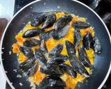 A picture of step 4 of Pasta with mussels and tomatoes.