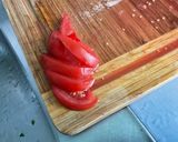 Une image de l'étape 5 de Salade de tomates et concombre à l’oignon rouge et persil.
