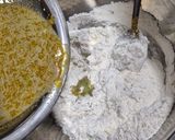 Hình bước làm 3 của món Bánh tiêu lá dứa