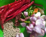 Foto langkah ke 1 dari resep Tumis terong santan.