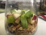 Yogurt de fresas con granola y frutas