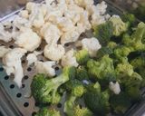 Gambar langkah 1 resipi Cauliflower & Broccoli Cheese patties.