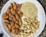 Hình bước làm 1 của món Sữa đậu phộng rang + ý dĩ + hạnh nhân 🥜🥜🥜🫘