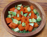 Foto del paso 2 de la receta: Ensalada de papaya con aguacate