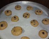 Foto del paso 3 de la receta: Galletitas con chips de chocolates y azúcar mascabo. SIN MANTECA