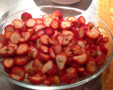 Foto del paso 4 de la receta: Torta con pionono, dulce de leche, merengues, frutilla y crema.....(Sin horno)