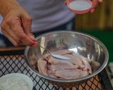 รูปขั้นตอนการทำที่ 3 ของ ปีกไก่ทอดเกลือ กรอบนอกนุ่มใน เครื่องปรุงน้อย อร่อยฟินมาก