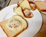 Hình bước làm 3 của món Sandwich cuộn xúc xích phô mai