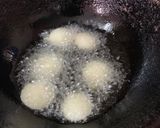 A picture of step 4 of Fried idli in Palak gravy.