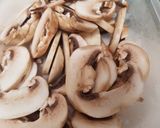 Foto langkah ke 1 dari resep Oseng Brokoli Jamur Sosis.