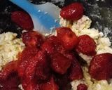 A picture of step 4 of Strawberry Cheese Cake Scoons.