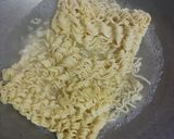 Foto langkah ke 1 dari resep Bola - Bola Mie Isi Keju Lumer.