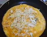 Gambar langkah 5 resipi Cheesy Omelette Wrap.