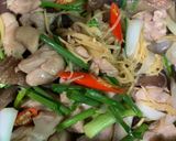 รูปขั้นตอนการทำที่ 2 ของ ไก่ผัดขิง