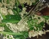 Foto langkah ke 4 dari resep Mie instan Goreng Sawi.