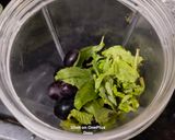 A picture of step 1 of Black Grapes Mint Mojito.