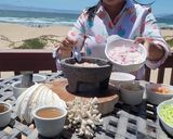 Foto del paso 2 de la receta: Molcajete de Camarones y callos de hacha