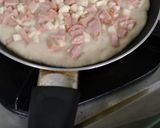 Foto langkah ke 5 dari resep Pizza Sosis Keju Kilat.