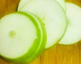 A picture of step 1 of Green apples loaded with nuts salad.