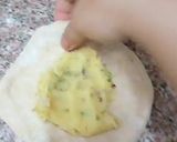 A picture of step 5 of Aloo paratha.