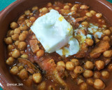 Foto del paso 7 de la receta: Garbanzos en salsa de tomate con shiitake y huevo poché