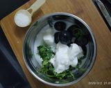 A picture of step 2 of Grapes and coriander smoothie.