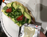 Foto del paso 5 de la receta: Tostada de tortilla y jamón york, aguacate y canónigos