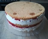 Tort urodzinowo-imieninowy z ozdobą czekoladową krok przepisu 10 zdjęcie