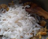 Foto langkah ke 3 dari resep Kwetiau goreng.