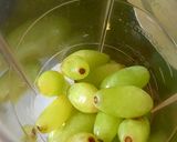 A picture of step 2 of Ice apple grapes juice.