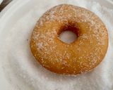 Foto del passaggio 8 della ricetta Ciambelline e bomboloni con lo zucchero