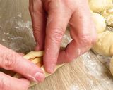 Фото кроку 7 до Булочки с сосисками из дрожжевого теста. Мягкие и пышные | Sausage buns from yeast dough.