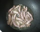 Foto langkah ke 2 dari resep Asin Cumi Asam Manis.
