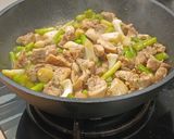 Foto del paso 8 de la receta: Wok de pollo con ajetes tiernos y una quinoa al curry de guarnición